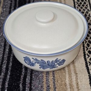 Pfaltzgraff Vintage 2 Quart Yorktowne Covered Casserole Dish